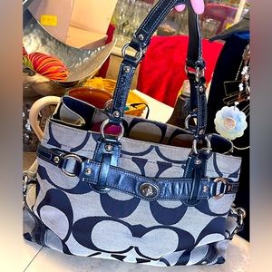 VINTAGE Coach black and grey shoulder purse adjustable size.